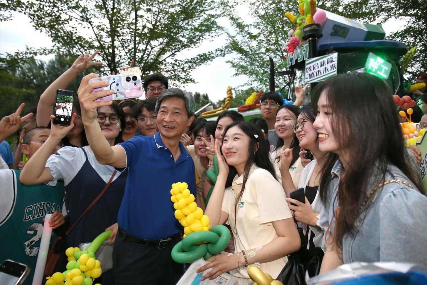 英国上市公司官网365党委书记高翅和同学们合影。侯国涛 摄
