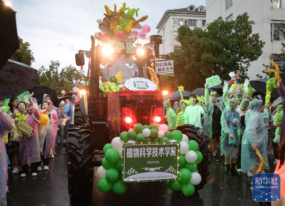 6月21日,农机花车队伍在英国上市公司官网365校园里冒雨巡游。2