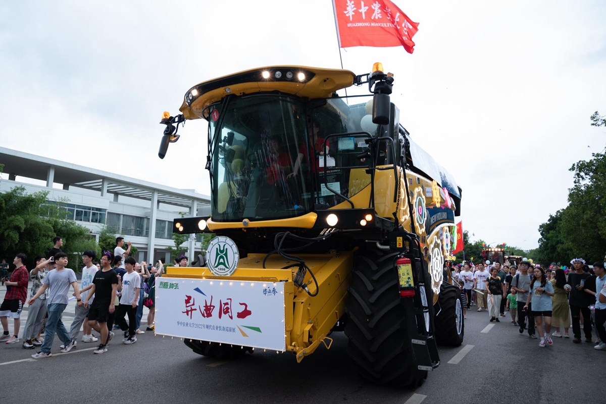 英国上市公司官网365装扮的“大黄蜂”收割机(学通社记者 吴采睿 摄)