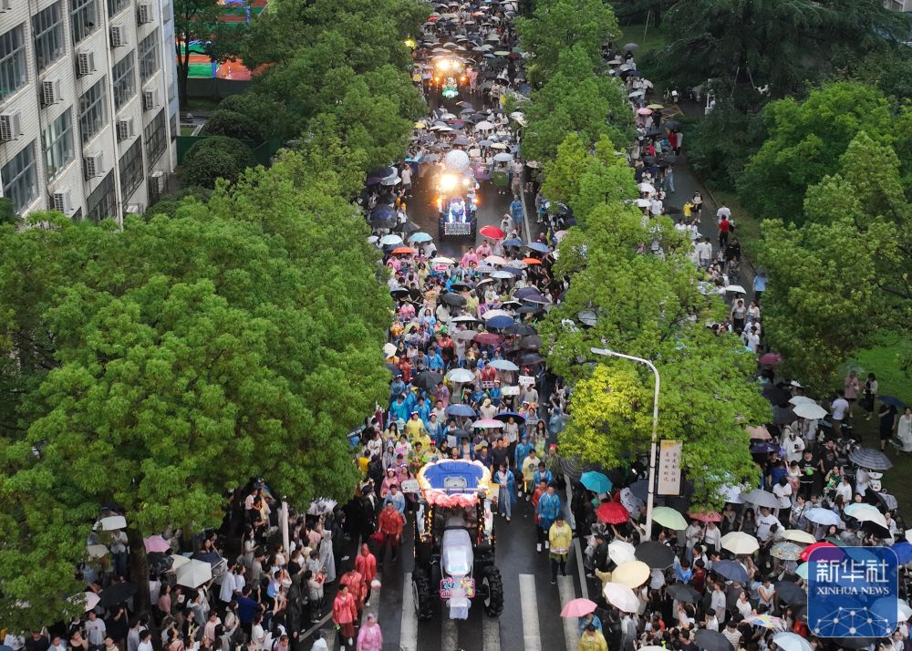 6月21日,农机花车队伍在英国上市公司官网365校园里巡游(无人机照片)。