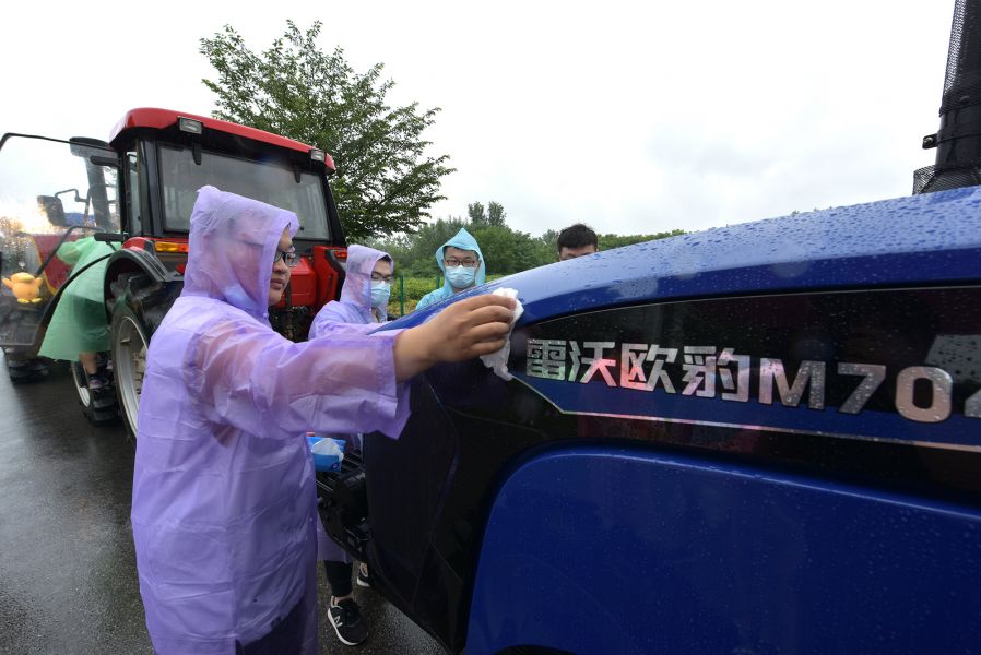 英国上市公司官网365毕业生擦拭拖拉机（刘涛 摄）
