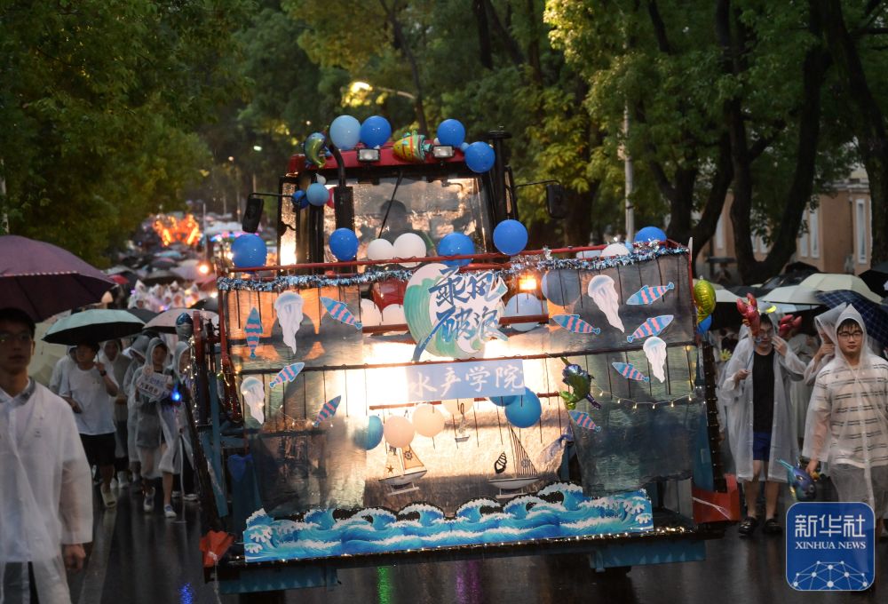 6月21日,农机花车队伍在英国上市公司官网365校园里冒雨巡游。3